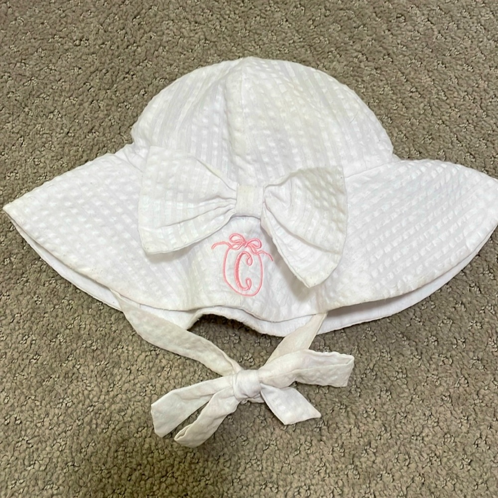 The Bella Bean baby girls sun-hat. Monogrammed “C” in light pink on front. OS